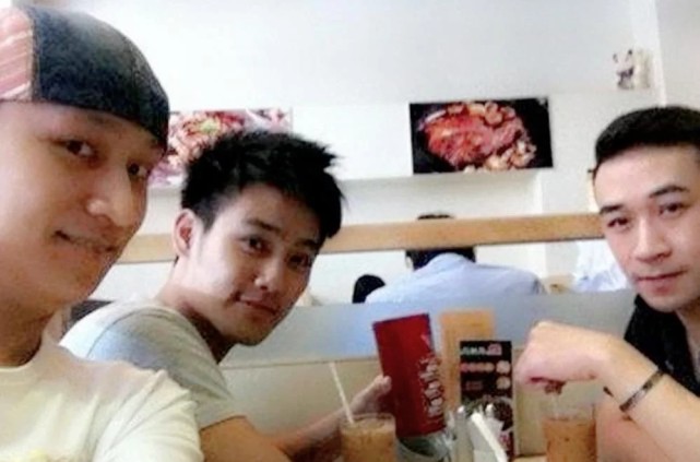 其中,赵雅芝和前夫所生的两个儿子,大儿子黄光宏和二儿子黄光宜长相都