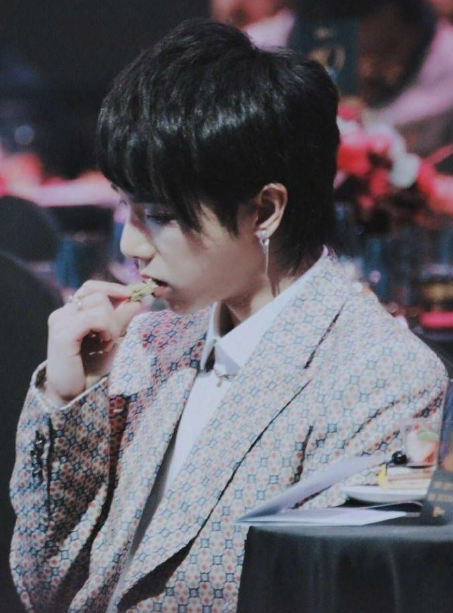 男星遇上苹果头华晨宇易烊千玺普通看见蔡徐坤血槽已空