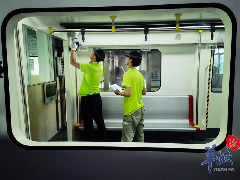 梁鑫和邓志航在检查车厢内部