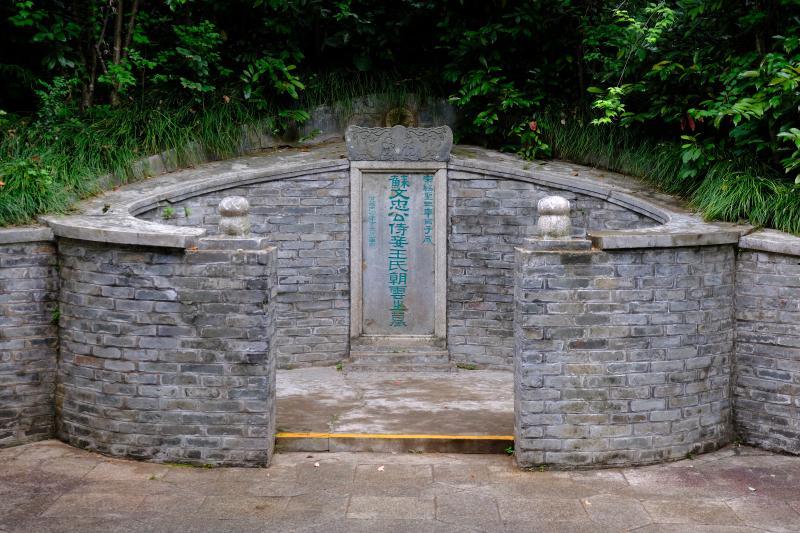 朝云墓事实证明东坡的抉择是对的.