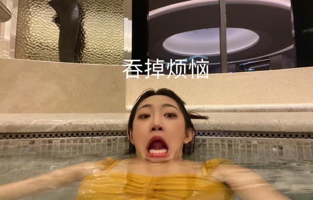 有代古拉k珍藏了不知道多少年的丑照,又躲在水里做出双下巴的夸张表情