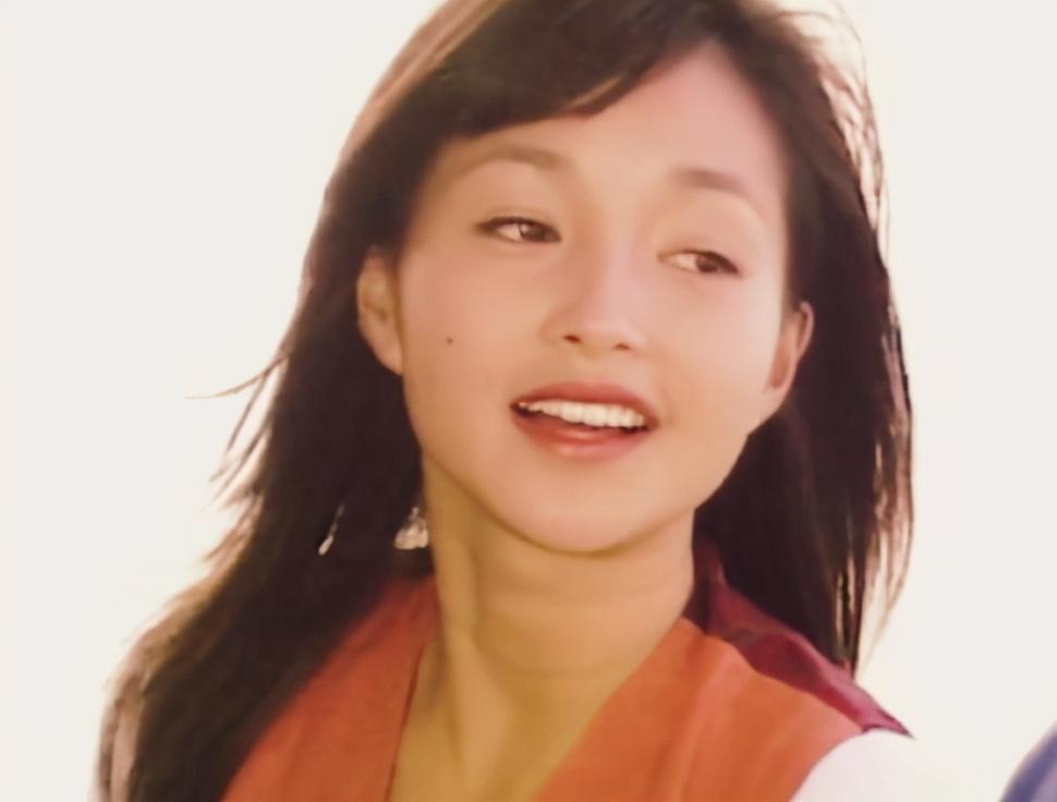 在港姐竞选结束没多久,李绮红便搭档黎明主演了电视剧《阿sir早晨》.