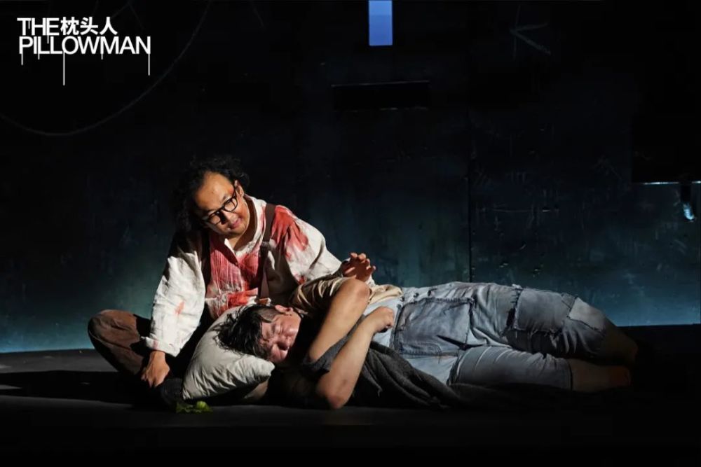 《枕头人》中文版剧照 摄影:李晏《枕头人》被称为现代戏剧史上的天才