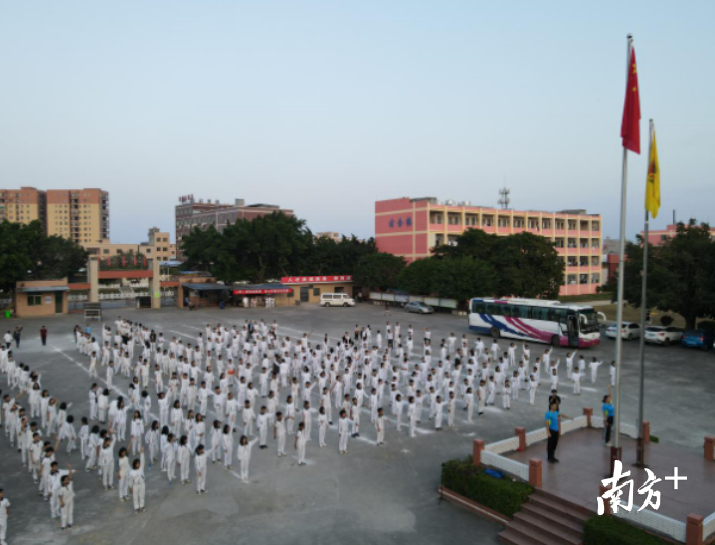 海丰这所学校跳起了网红健身操_腾讯新闻
