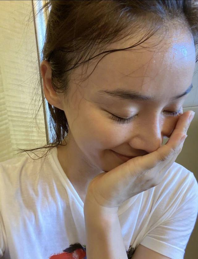 袁姗姗做肠胃镜后晒自拍,眼神憔悴还把口罩戴反