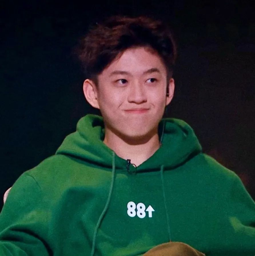 在《说唱新世代》的滤镜镜头加持下,又奶又帅的rich brian出现了!