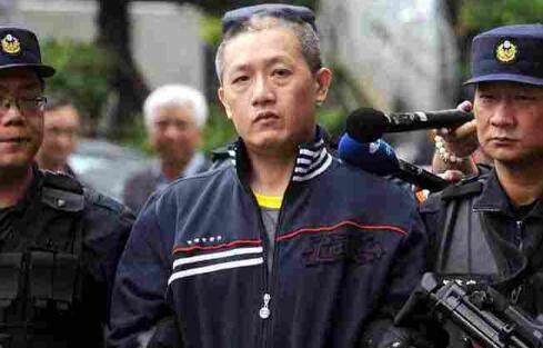 刘焕荣行至台南,路过一孤儿院时,看到里面窘迫的孤儿心中不由得一震