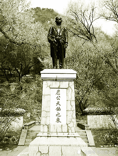 詹天佑在青山环抱的京张铁路青龙桥车站的站台上,一位伟大的铜像高高