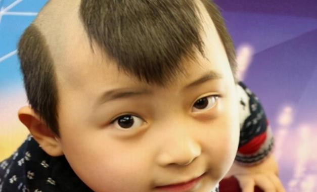 年画娃娃邓鸣贺8岁离世生前是父母摇钱树被网友称童子命