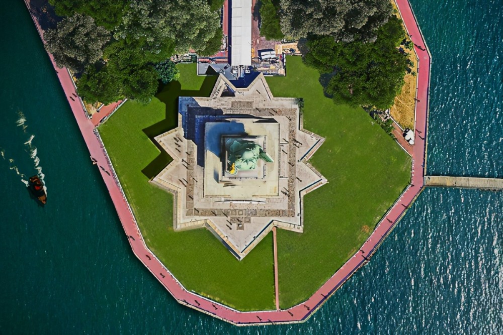 上面这张图片就是这位摄影师的作品,是从高空俯视角度拍下的埃菲尔