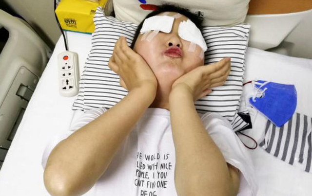 湖北荆州16岁少女,战胜病魔后双目失明,仍乐观面对唱歌给父母听|湖北