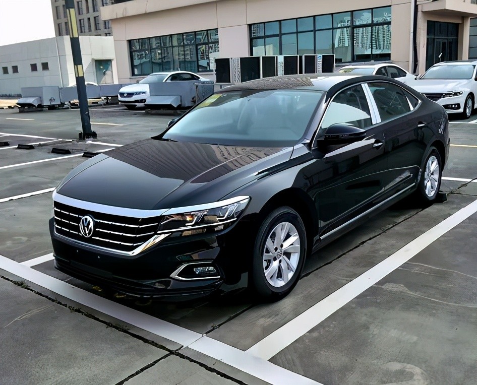 实拍上市2个月的大众帕萨特商务气质太强价格却跳水