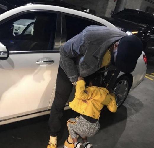 敢把脚丫子怼詹姆斯脸上骑在哥哥脖子上,网友羡慕最会投胎的女孩