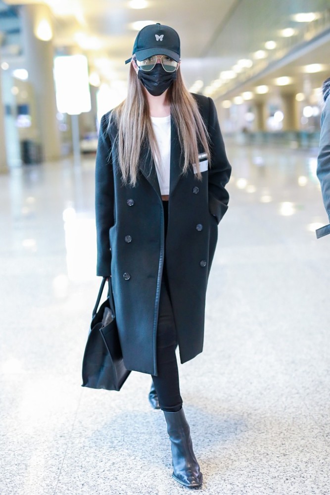 周扬青穿黑色风衣造型超飒 见粉丝挥手打招呼十分温柔_腾讯新闻