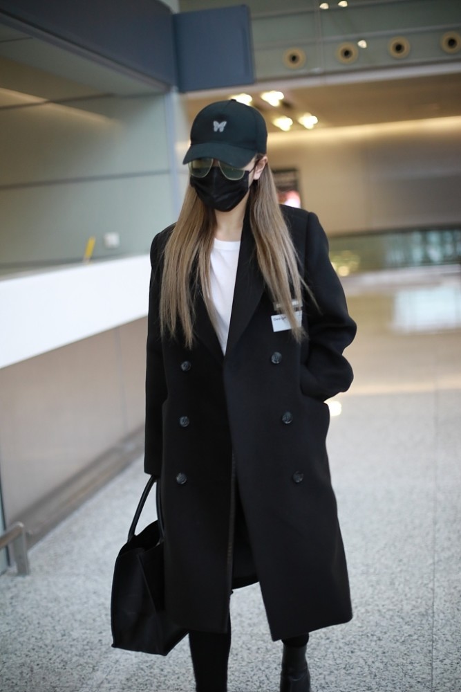 周扬青穿黑色风衣造型超飒 见粉丝挥手打招呼十分温柔_腾讯新闻