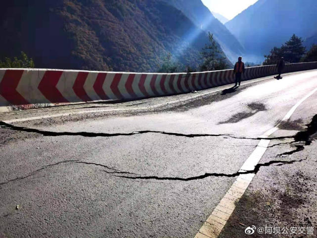 四川理县小丘地山体滑坡路基严重沉陷 实施临时交通管制