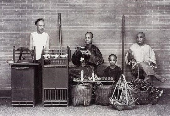 清朝流动小吃摊老照片第二张的食客令人吃惊