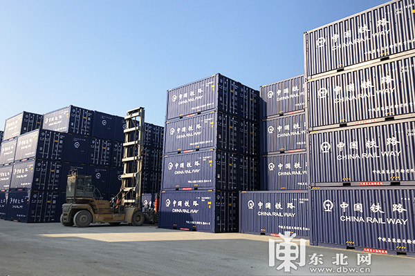 齐车公司集装箱35吨铁路敞顶集装箱属于干散货箱型,主要用于装运煤炭