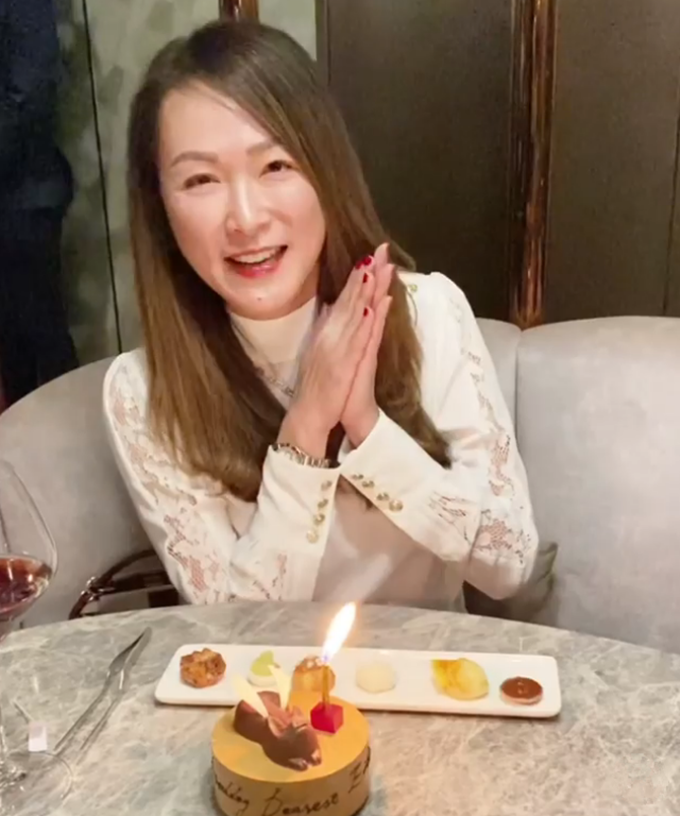 童爱玲庆48岁生日状态极佳似少女戴十几万金表和大金链显贵气