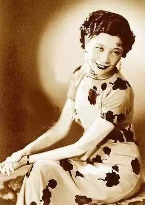 她25岁去世,死后30万人为其送别,还有7名粉丝当场随她而去_腾讯新闻