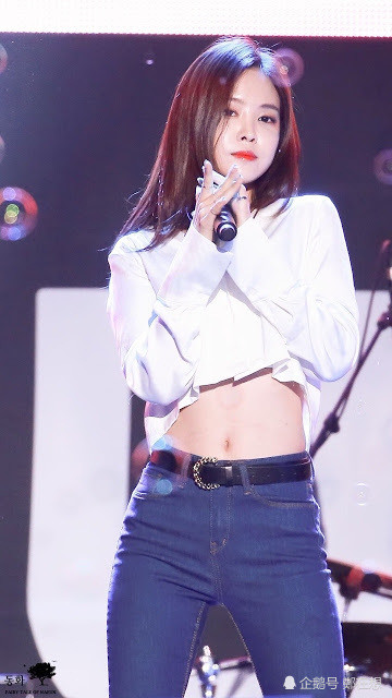 白衬衫(t恤)配牛仔裤,身材完美娇俏的韩团偶像女明星_腾讯新闻