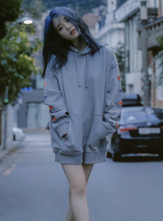 秋冬宜甜美减龄穿搭,跟着iu李知恩解锁甜美小技巧,温暖又迷人