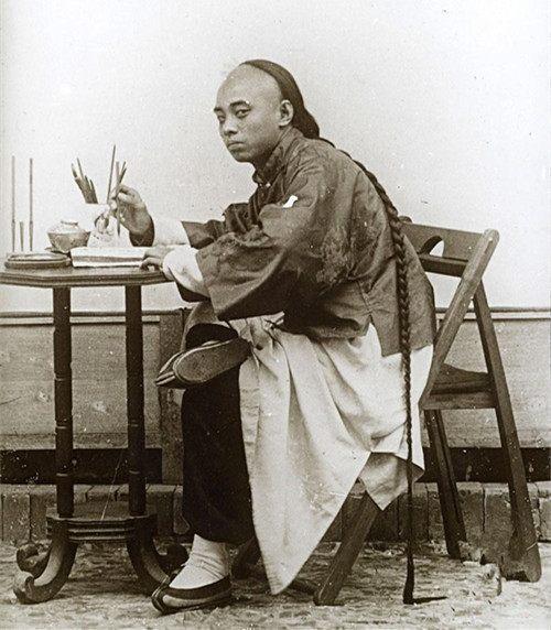 清朝罕见老照片:武官自带气场骑马,第二张男子的眼神很犀利!