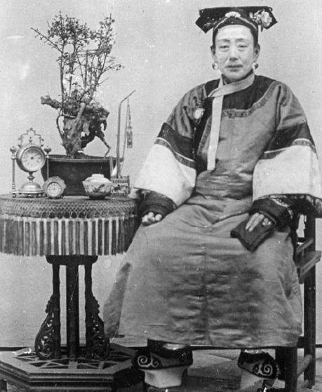 清朝罕见老照片:达官贵人坐筐出门,第二张的刀大到让人吃惊!