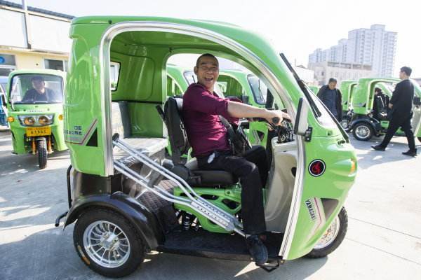 刚察县残联免费为残疾人发放电动三轮车