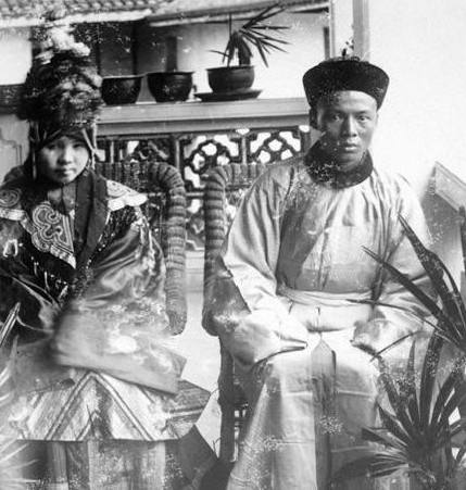 清朝老照片夫妻在拍结婚照最后一张是妃子的真实长相