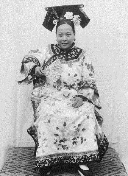 清朝真实老照片八旗子弟遛鸟最后一张大户人家女子坐姿霸气