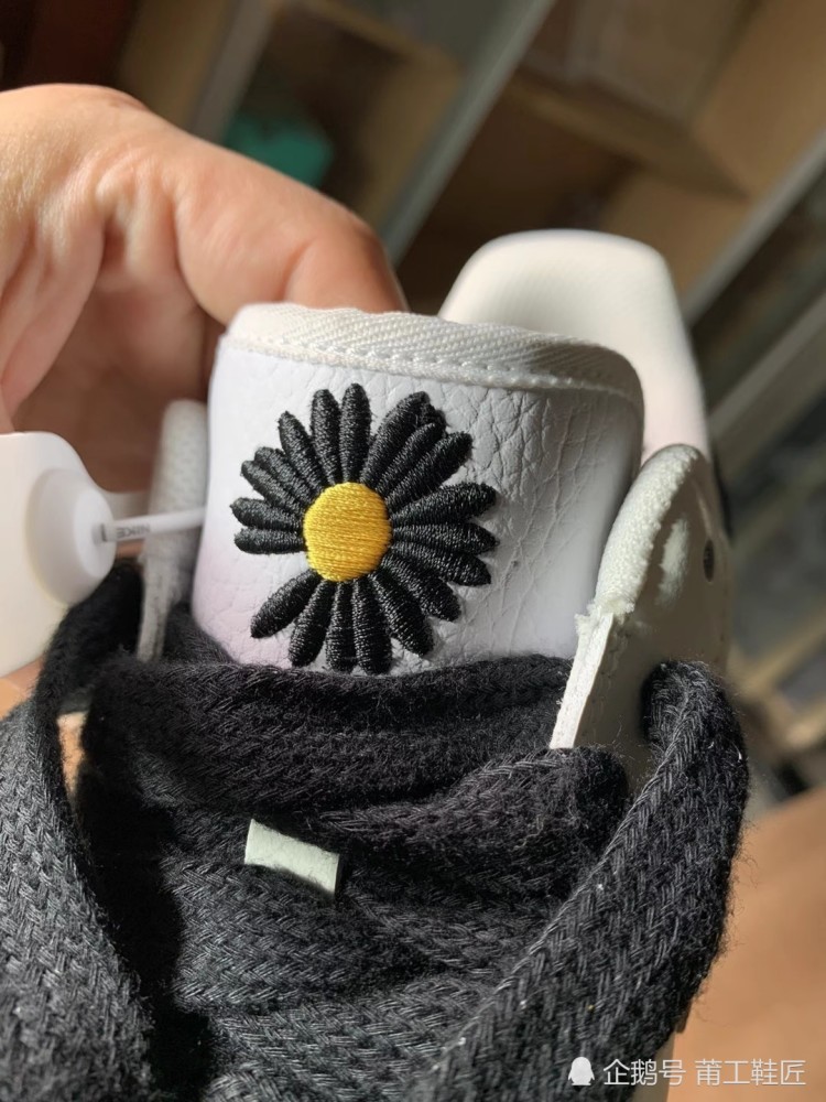 权志龙联名nike af1小雏菊2.0,可玩性极高的刮刮乐开箱!_腾讯新闻