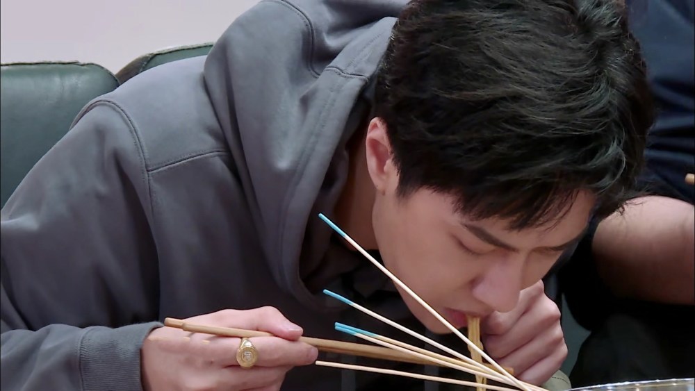 三大冻龄女神齐夸王一博吃饭秀气,与事实不符,果然帅哥就是吃香_腾讯