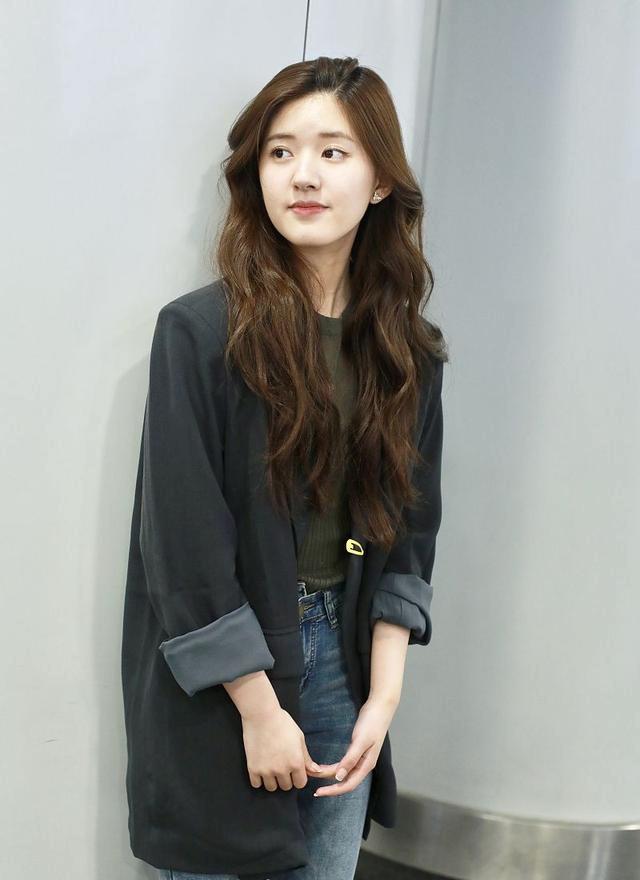 赵露思疑似恋情曝光现身机场,甜美微笑少女感十足_腾讯新闻
