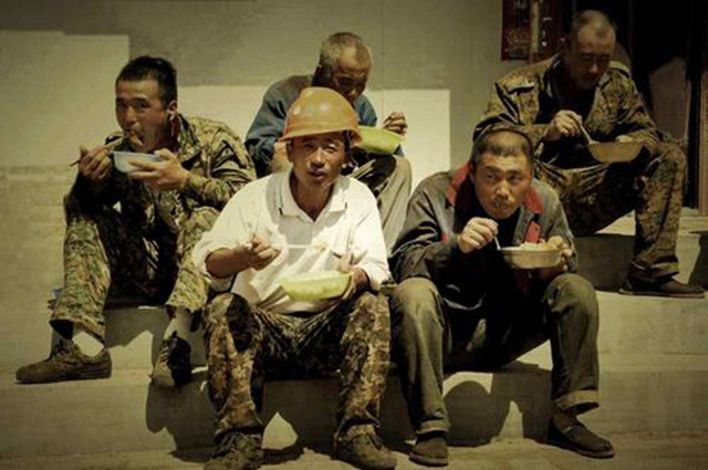 别被勤劳致富骗了,为什么吃苦耐劳的农民工没能成功?_腾讯新闻