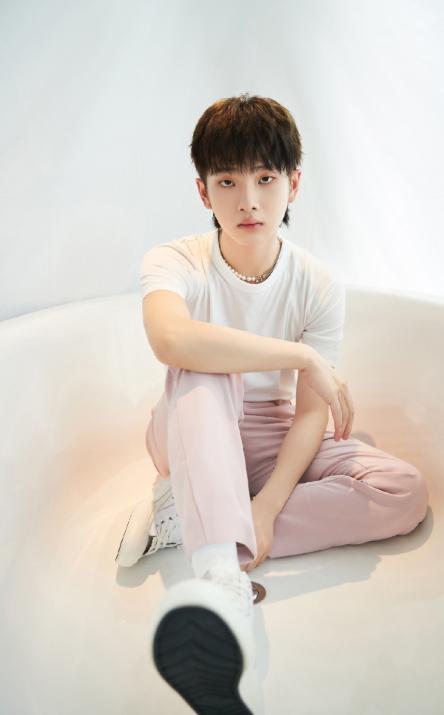 r1se张颜齐被曝恋情疑与大5岁女高管公费恋爱母丹发文回应