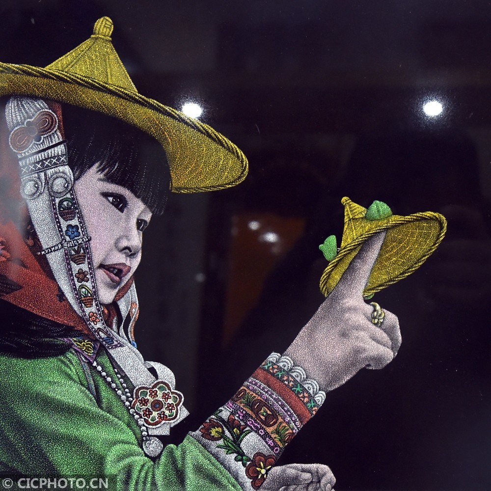 在中国"东亚文化之都"城市非遗展上拍摄的惠安影雕工艺作品.