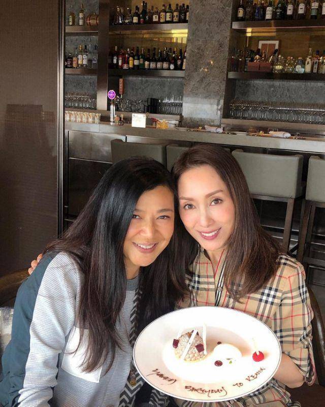 郭可盈社交网晒27年友情,同框友人神似陈玉莲,两人玩变脸自拍