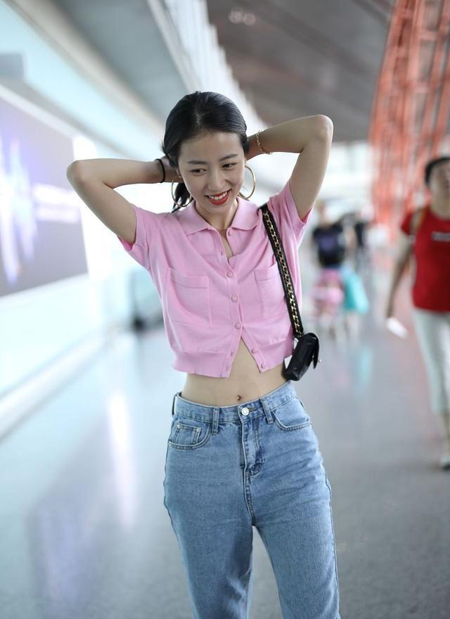 周雨彤落肩发凸显女神气质穿露脐针织衫秀小蛮腰