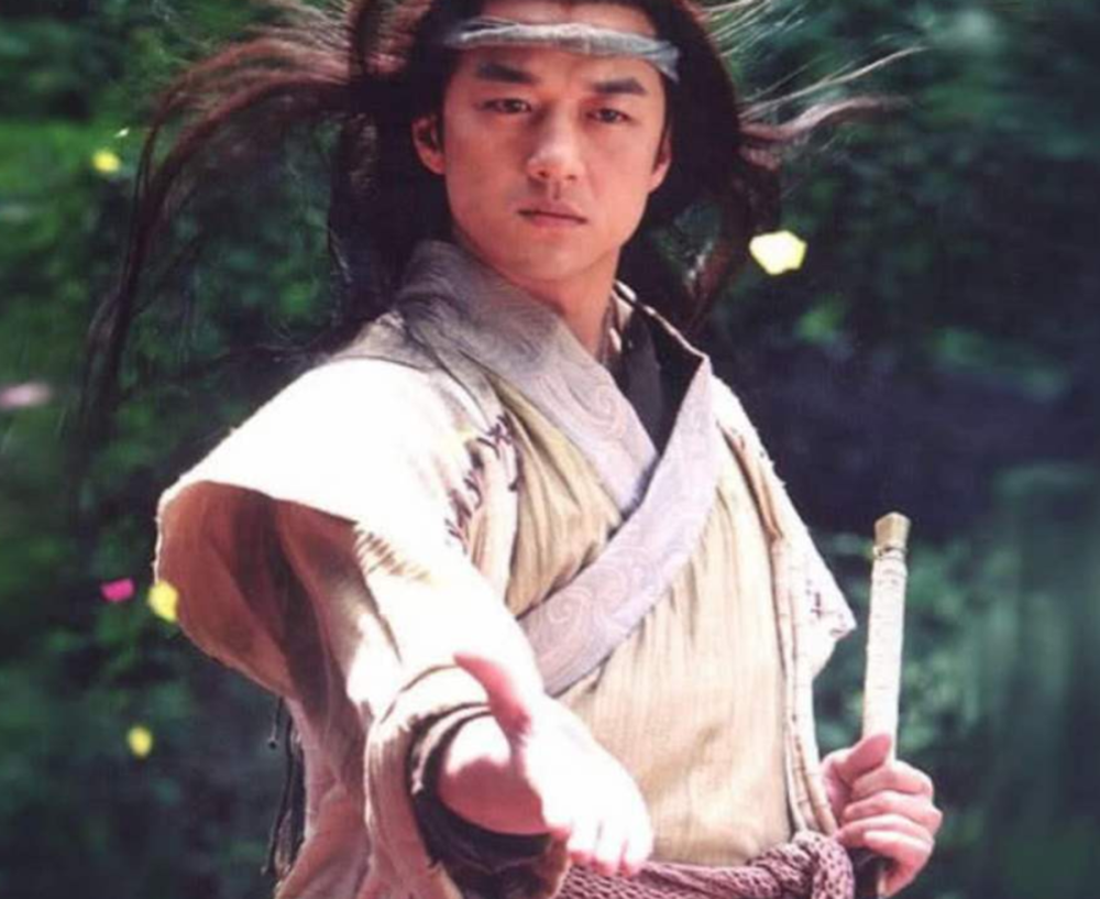 2000年,笑傲江湖开拍10天,邵兵被赶出剧组,张纪中:想扇他耳光_腾讯