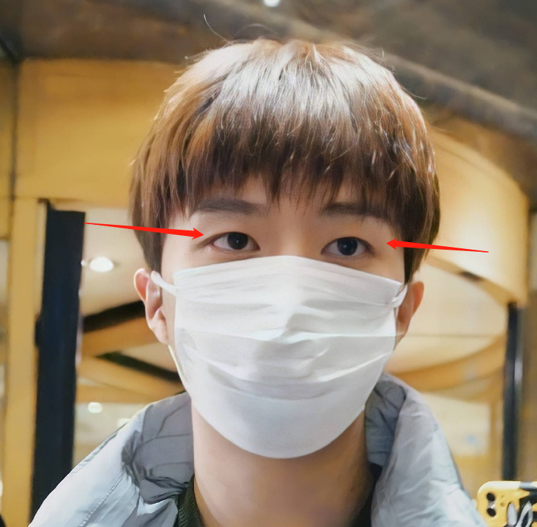 除了眼睛好看之外,范丞丞的鼻子也值得一夸.