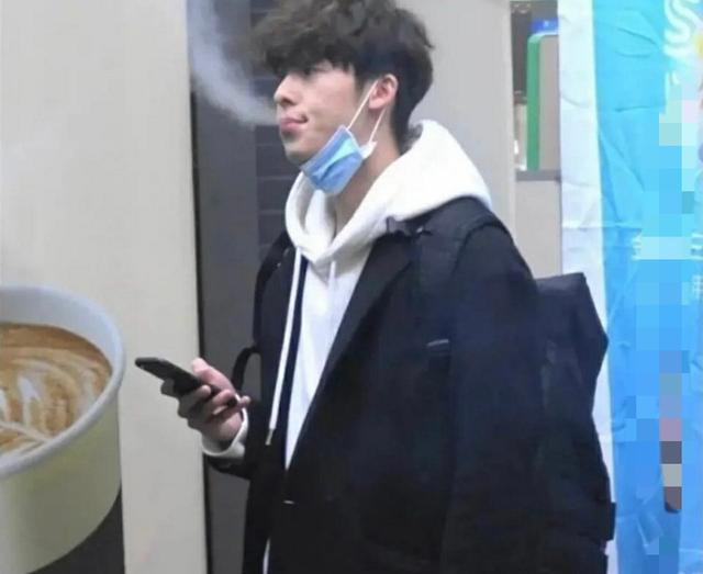 30岁热播剧男主许光汉公众场合抽烟随地吐痰被批太没素质