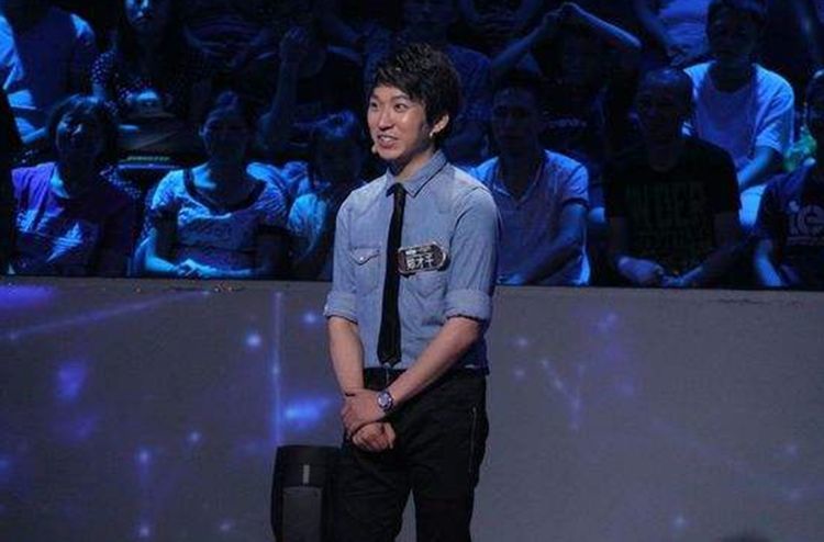 在某一期的节目中,有一个突出的人才叫做郑才千,他靠着几十秒的时间