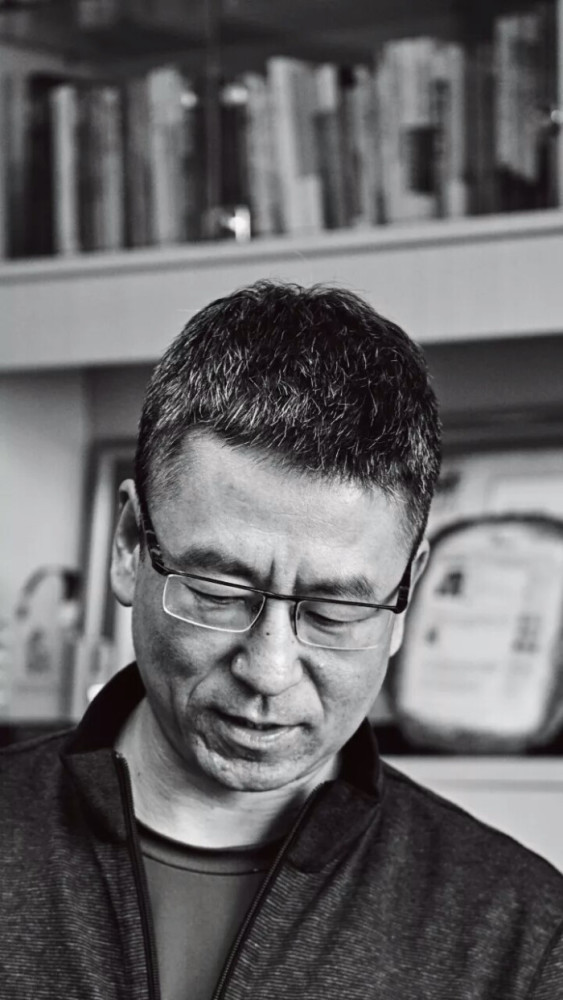 白岩松的妻子是他的同事叫朱宏钧,两人一直相亲相爱,有一子出生于1998