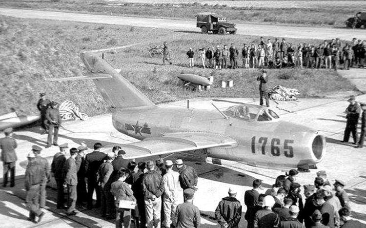 大陆飞行员刘承司,被台湾"空军玫瑰"吸引,叛逃后过得如何?_腾讯新闻