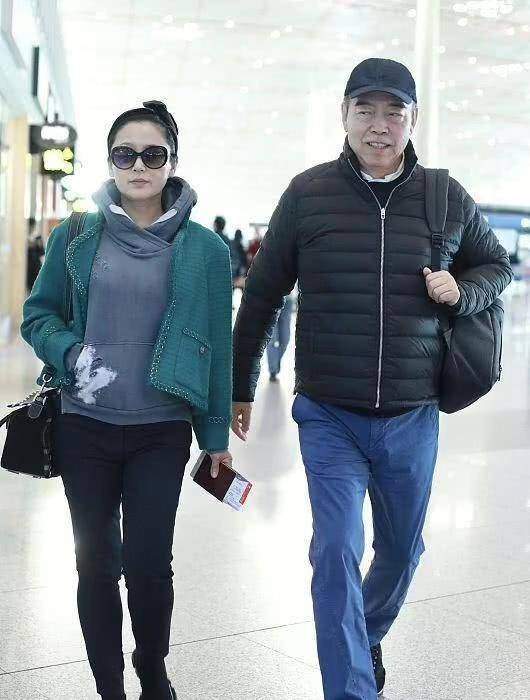 陈红和丈夫走机场小香风外套混搭卫衣显臃肿52岁的身材太真实