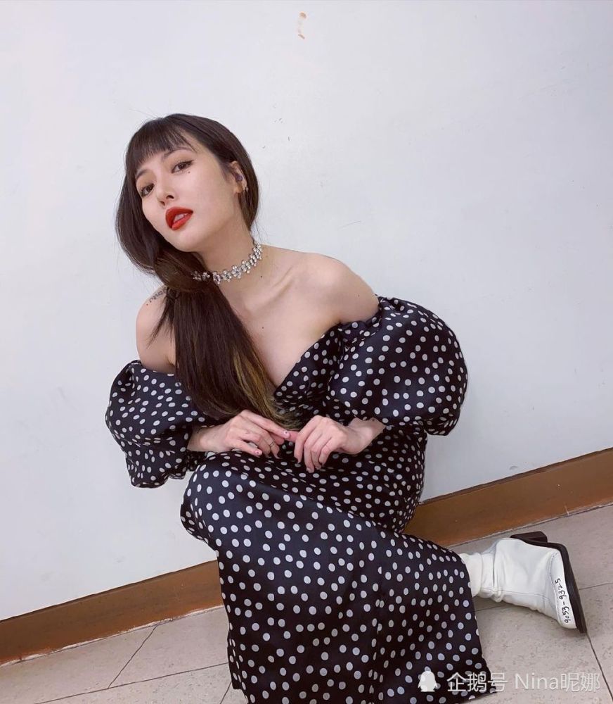 28岁金泫雅自拍真奔放,穿露肩裙肩膀比直尺还直,这"直角肩"不愁男生嫁