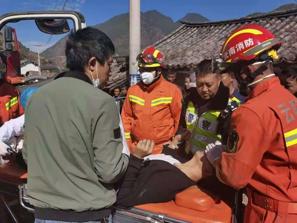 行車一定要保持安全車距,同時要隨時關注前車動向,避免發生意外事故