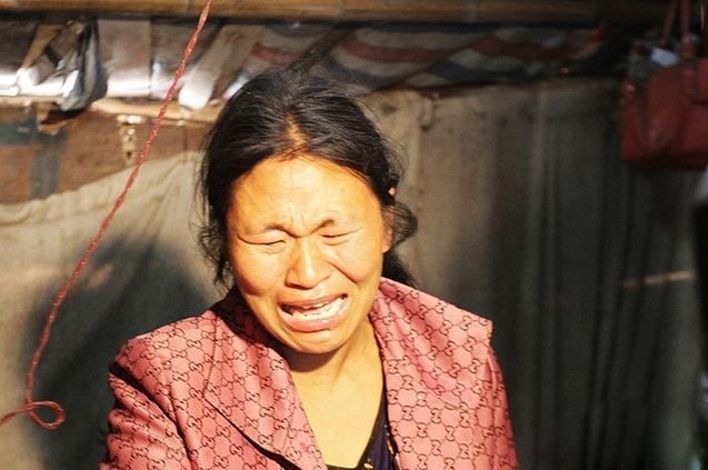 18年生10个娃,养不起还不停生?夫妻尴尬低头:没办法只能生