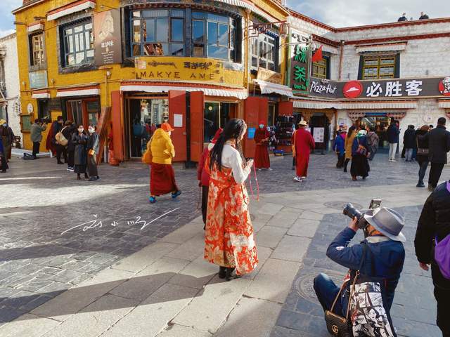 实拍拉萨著名的八廓街到处都是商铺满大街都是旅拍的游客